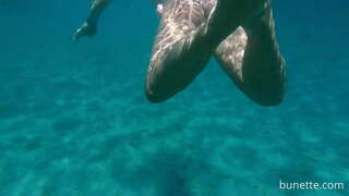 ���ैराकी के साथ अपने बट प्लग सागर में