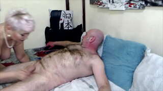 כלבה רוסית בוגרת מושחתת איימי גן עדן מוצצת זין בחריצות לבעלה האהוב ...