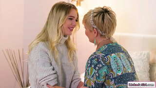 Malaking Suso Milf asno licked sa pamamagitan ng isang maliit na tits lesbian babe