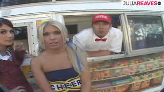 ���इस्क्रीम विक्रेता करते तिघांनी करायचा संभोग मध्ये त्याच्या आइस्क्रीम व्हॅन