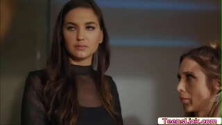 Charlotte Stokely برآوردن نیازهای او و او حتی کمک سیلویا Saige