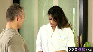 Sexy babe Sophia Leone lumuhod at kinain ang titi pagkatapos ng masahe