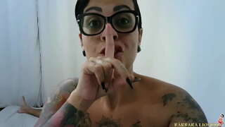 ���কটি নারী wakes আপ টিপুন এবং এটি সঙ্গে শেষ পর্যন্ত দুধ ক্ষরণ নিচে দিকে