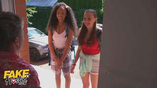 Bandia Hosteli Moto Threesome na Tits Kamili Stacey Cruz na Romy Indy