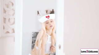 Ti bourik abiye moute kòm yon enfimyè pou yon roleplay.Li pran swen nan l &#039; busty gf ak lik ak dwèt ou nan vajen li.Li facesits li kòm shes borde