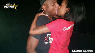 Dubh guy itheann pussy skinny le a ollmhór crann