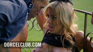 Sèks nan pak la ak yon busty blond MILF