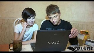 ���ુંદર સુંદર છોકરી પગ widens