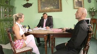 Эки похотливых мугалимдин наказывают непослушную студентку колледжинин Миа Леоне чоң сиськами