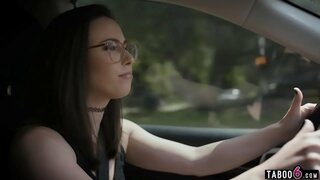 Ул үҙенең әйберен үҙе алып барған элекке Кейси Калверт