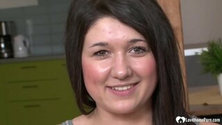 Mpankafy ny hatsaran-tarehy dia ny mitaiza kely ny mafy mainty dick sy mahazo azy puss fucked mafy.