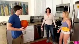 Faufiler avec demi-soeur que maman est en train de faire labore la maison Faufiler avec demi-soeur que maman est en train de faire labore la maison