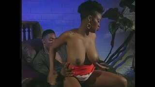 Zi djalë bas flokë pidhi zezak babe dhe fucks e saj për t'u dukur stil në karrige Zi djalë bas flokë pidhi zezak babe dhe fucks e saj për t'u dukur stil në karrige