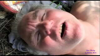 Il slut vede due uomini vecchi che scopano in aperta campagna e si unisce a loro