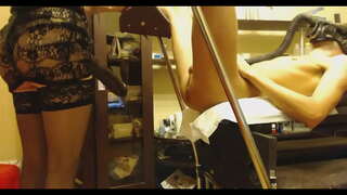 ���იჭი იღებს გიგანტური Strapon Up მისი Ass